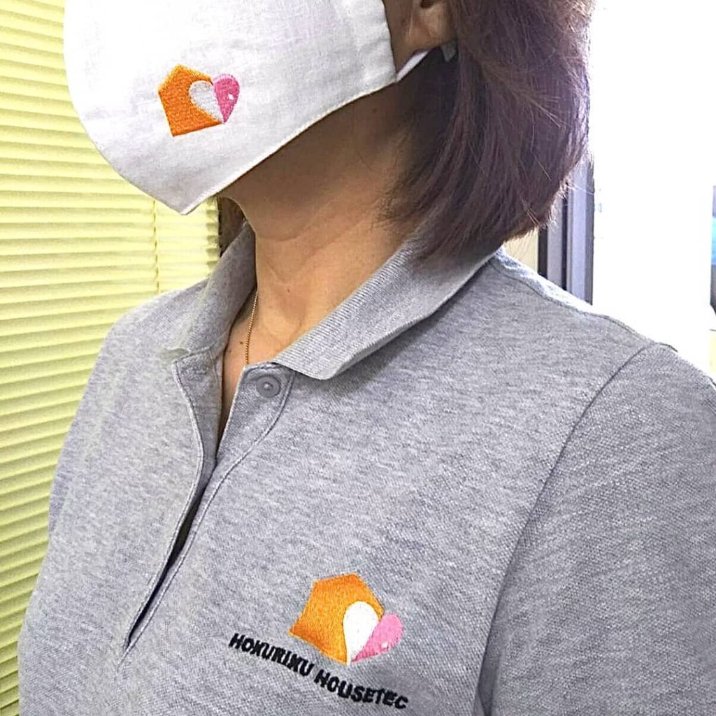 マスクとポロシャツにお揃いの刺繍を施工
